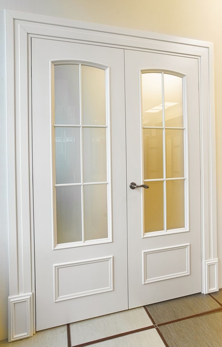 Дверь классическая белая со стеклом
