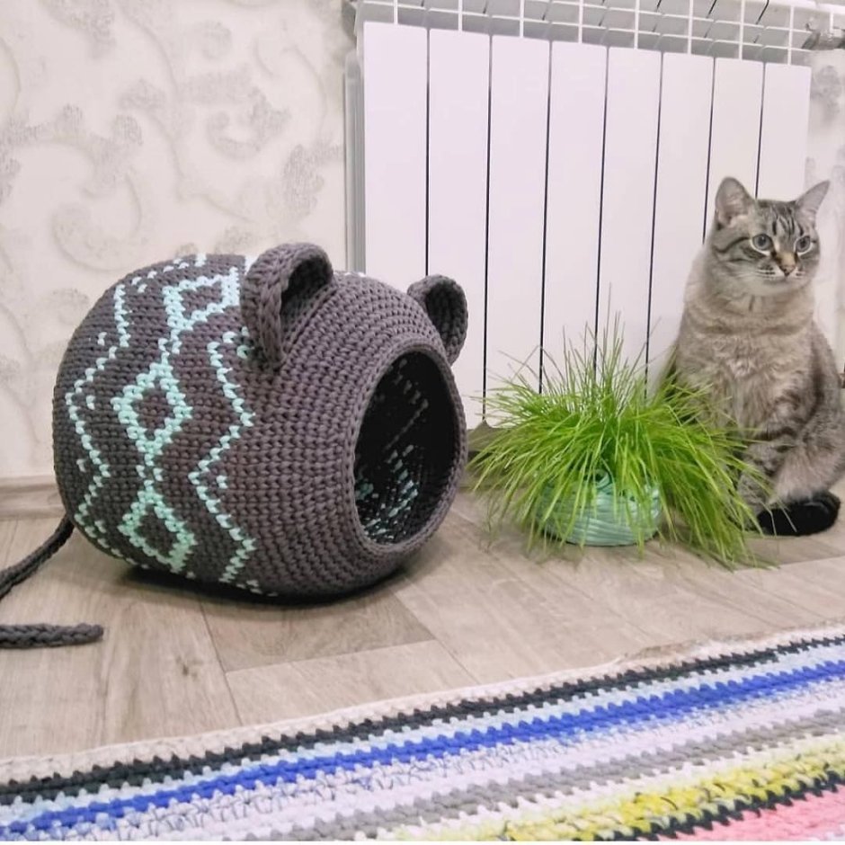 Домик для кошки из трикотажной пряжи