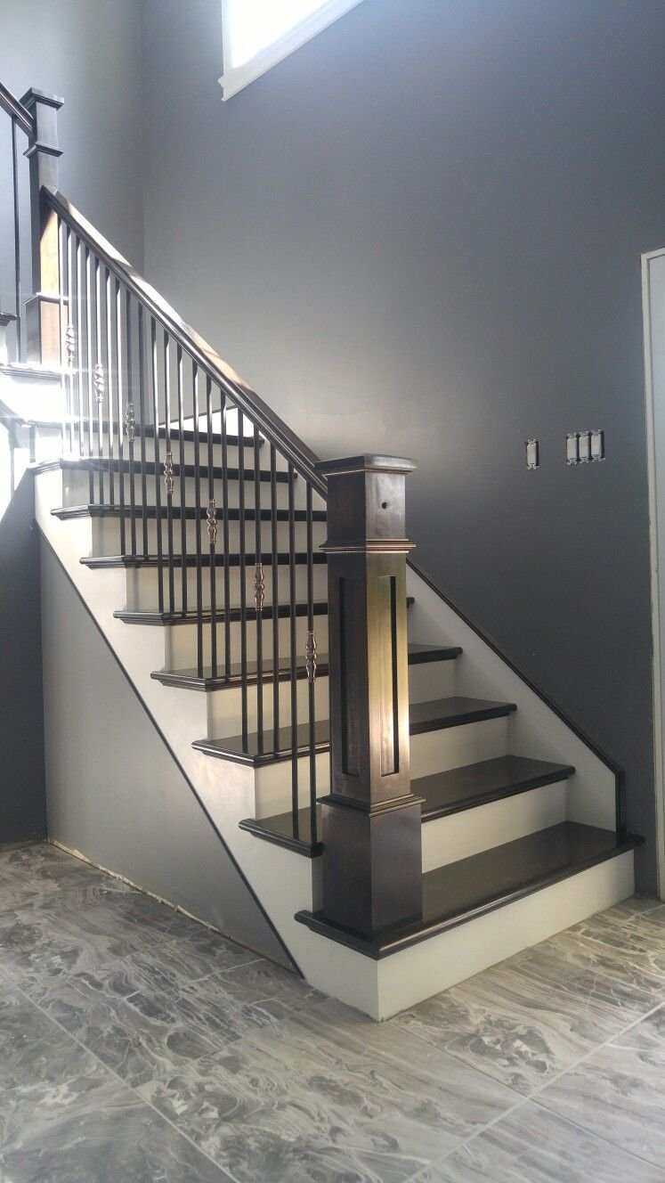 Лестница с серыми ступенями