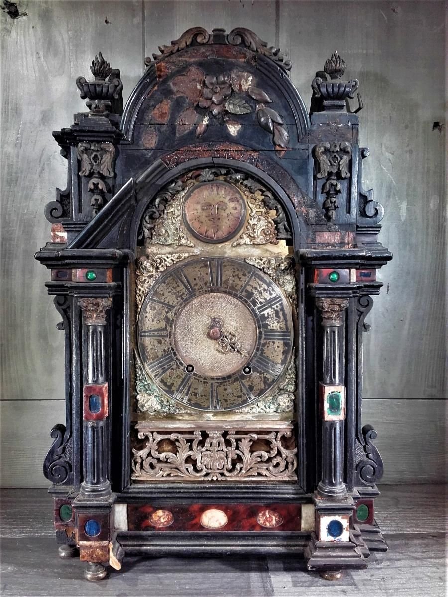 Напольные часы в готическом стиле