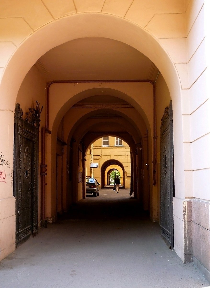 Арки и дворы Петербурга
