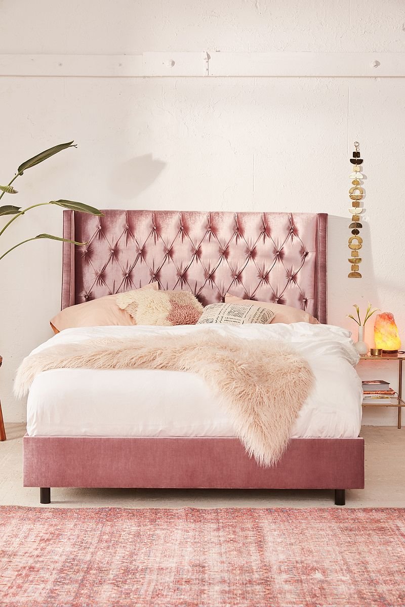 Кровать с розовым изголовьем