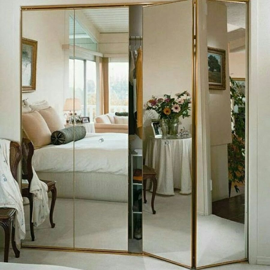 Шкаф с зеркальными дверцами