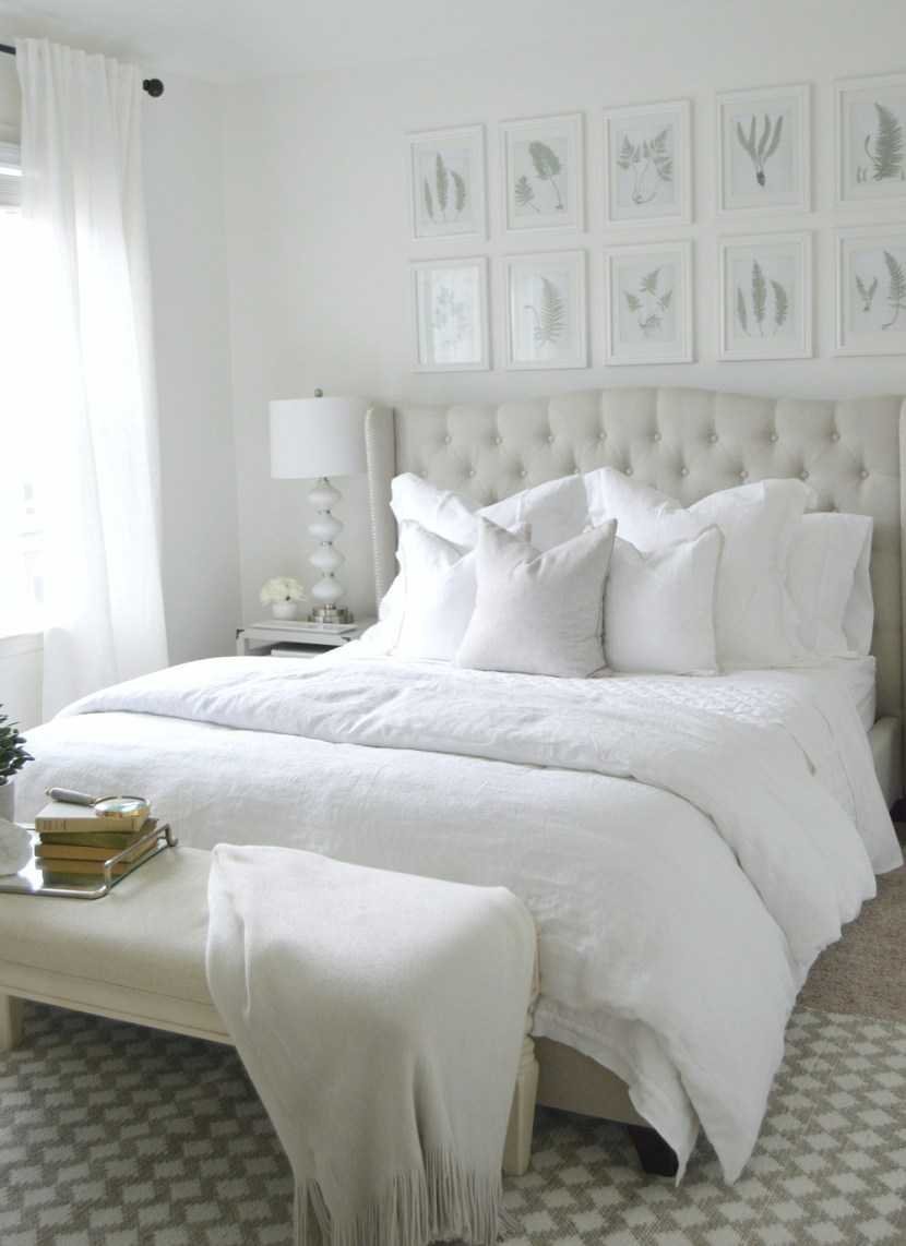 Белая спальня с белой мебелью