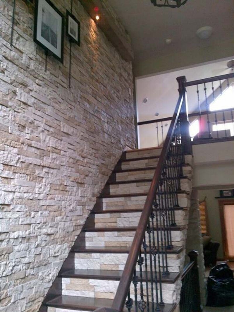 Отделка стен на лестнице в частном доме