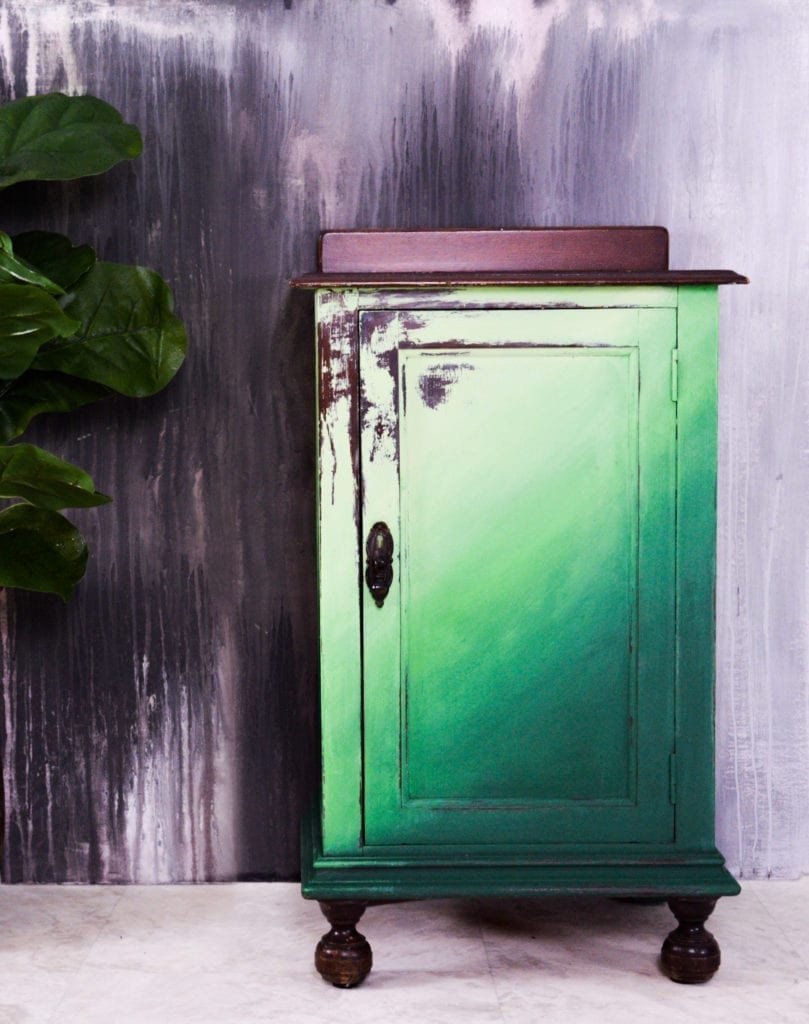 Состаренный шкаф зеленый