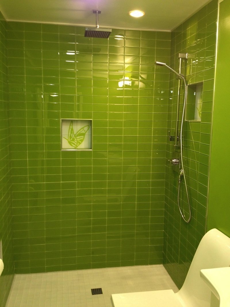 Ванная с зеленой плиткой
