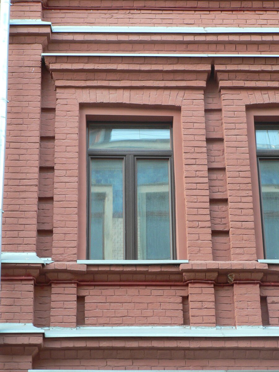 Обрамление окон кирпичом на фасаде дома