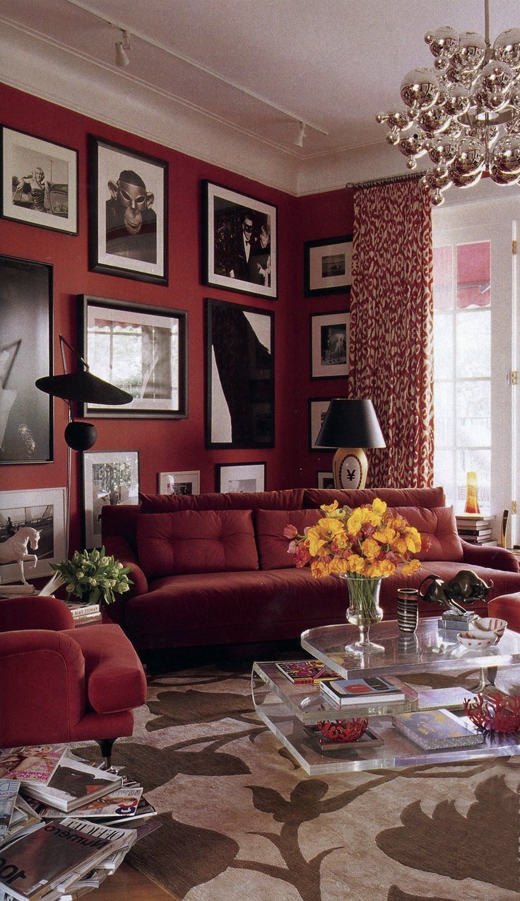 Дизайн гостиной с красной люстрой и красными картинами
