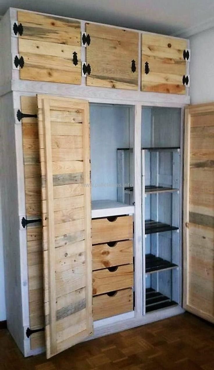 Шкаф из деревянных досок