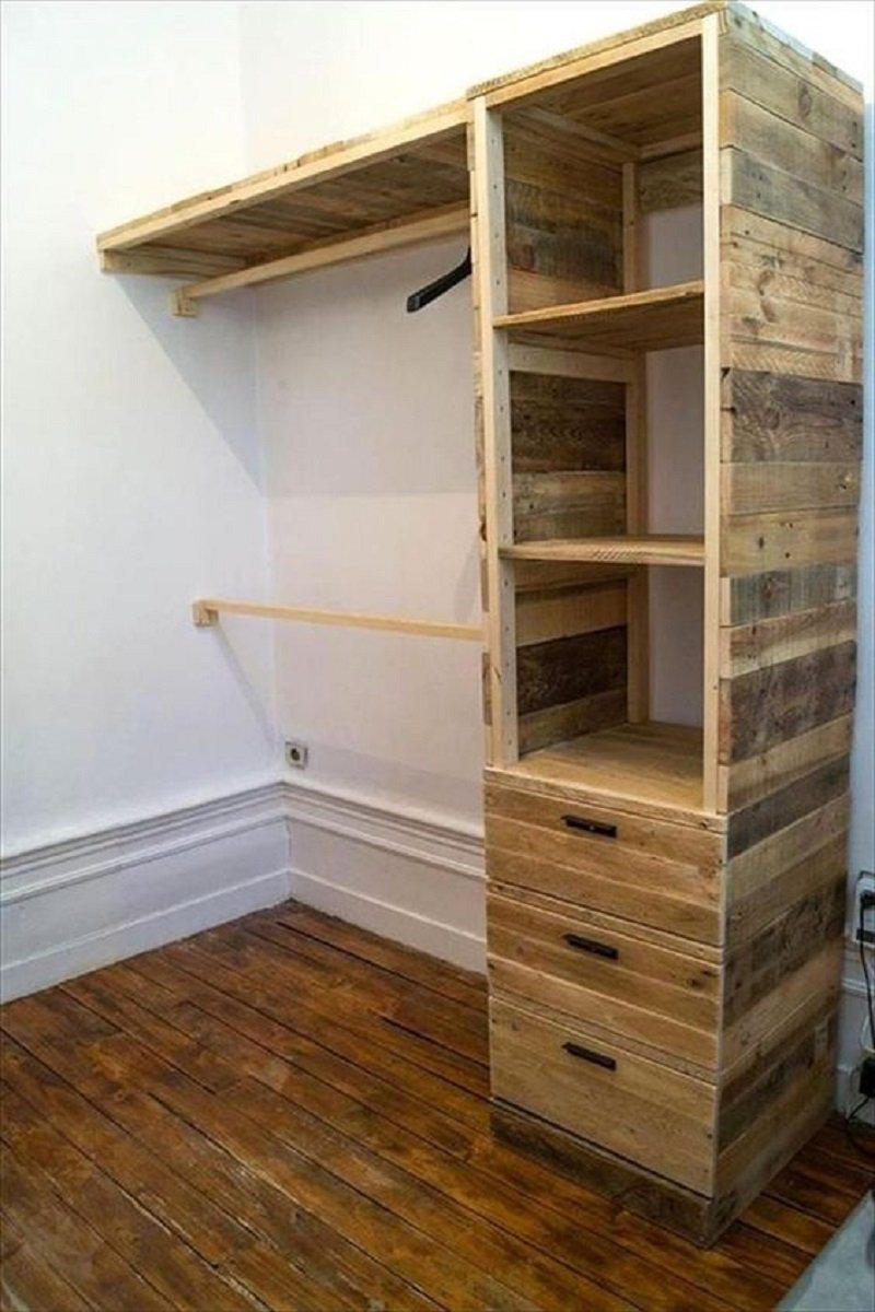 Шкаф из деревянных паллет