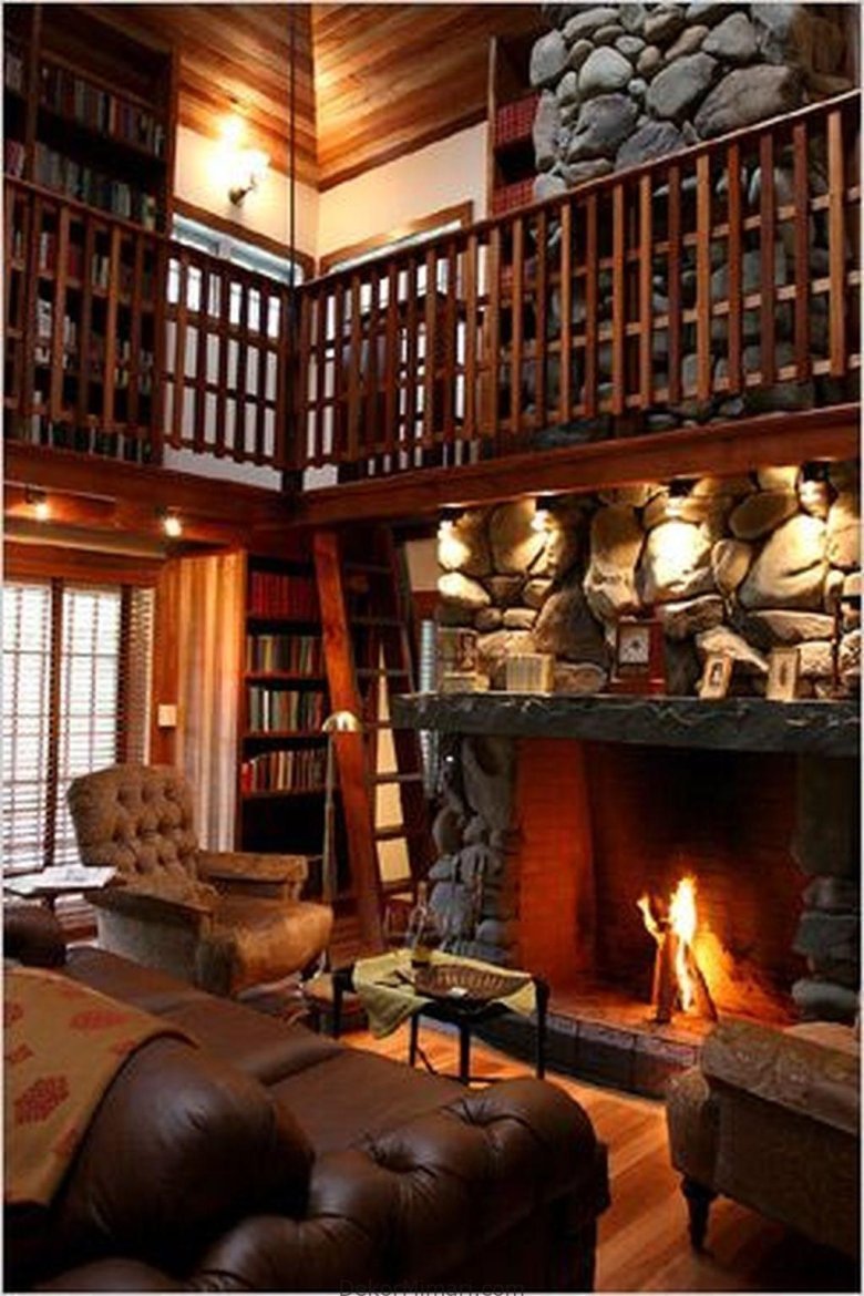 Библиотека с камином в доме