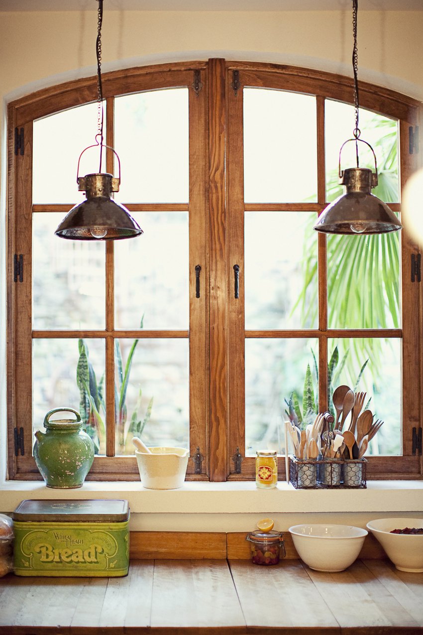 Светильники в проеме окна