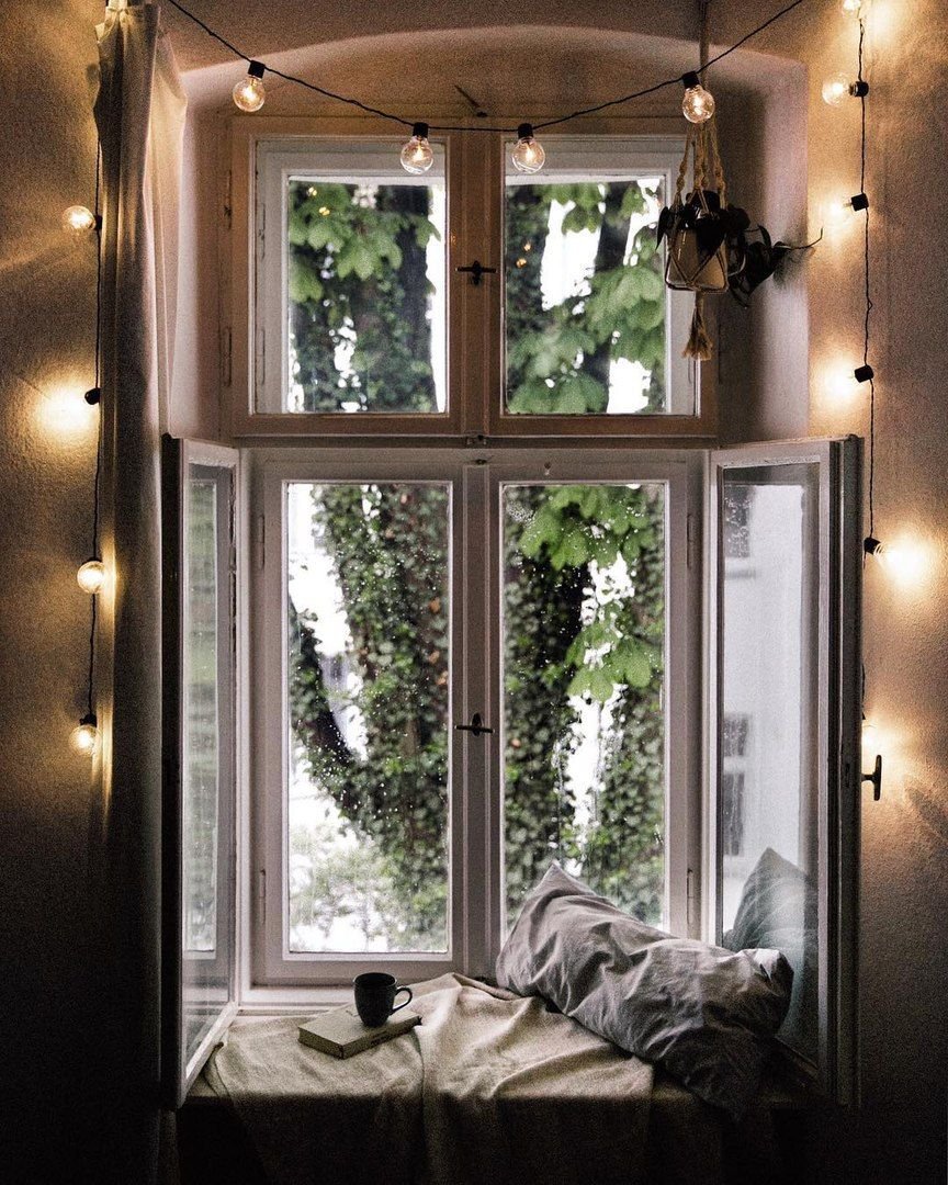 Бра на откосе окна в интерьере