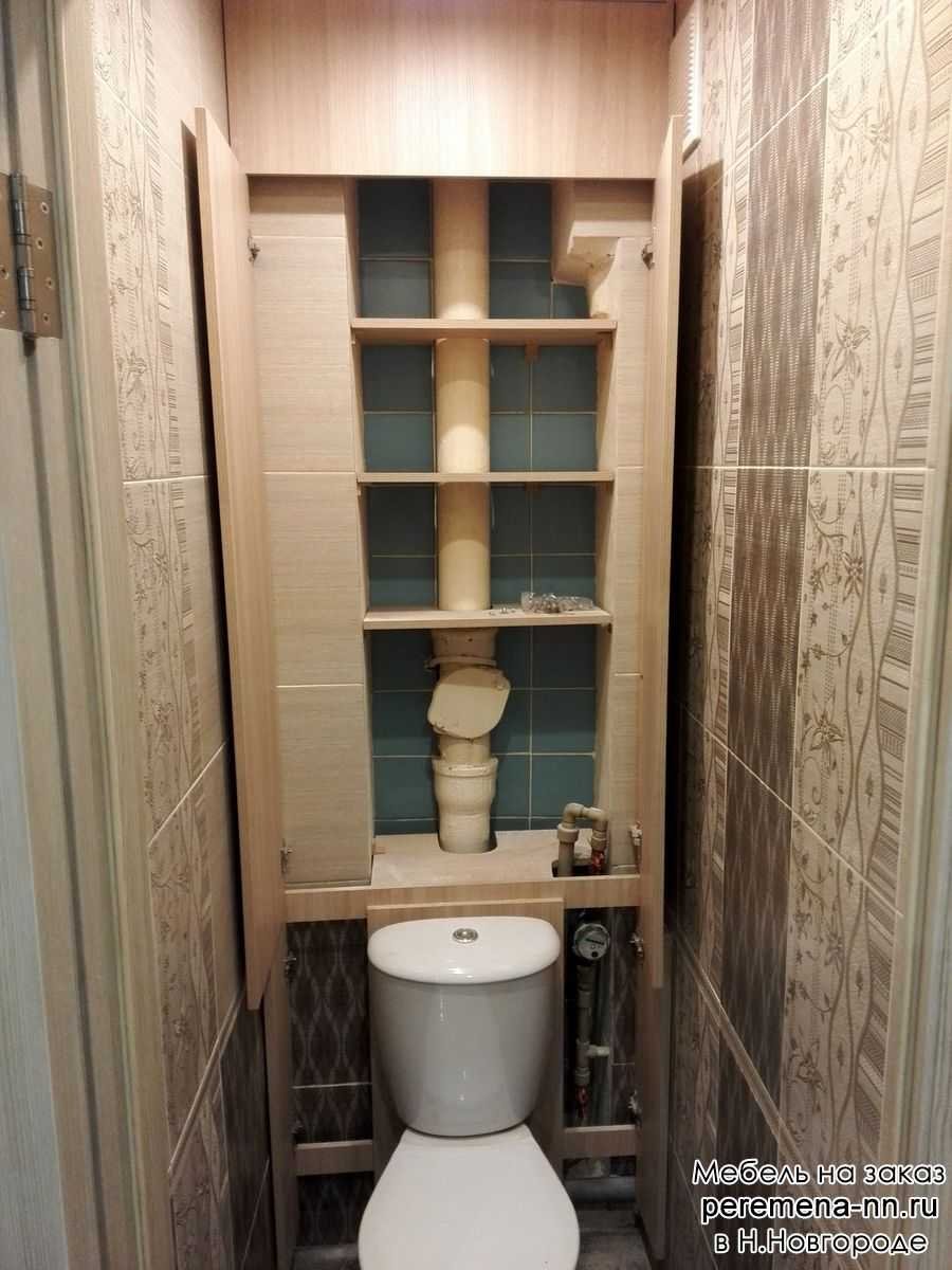 Шкаф с полками в туалете за унитазом