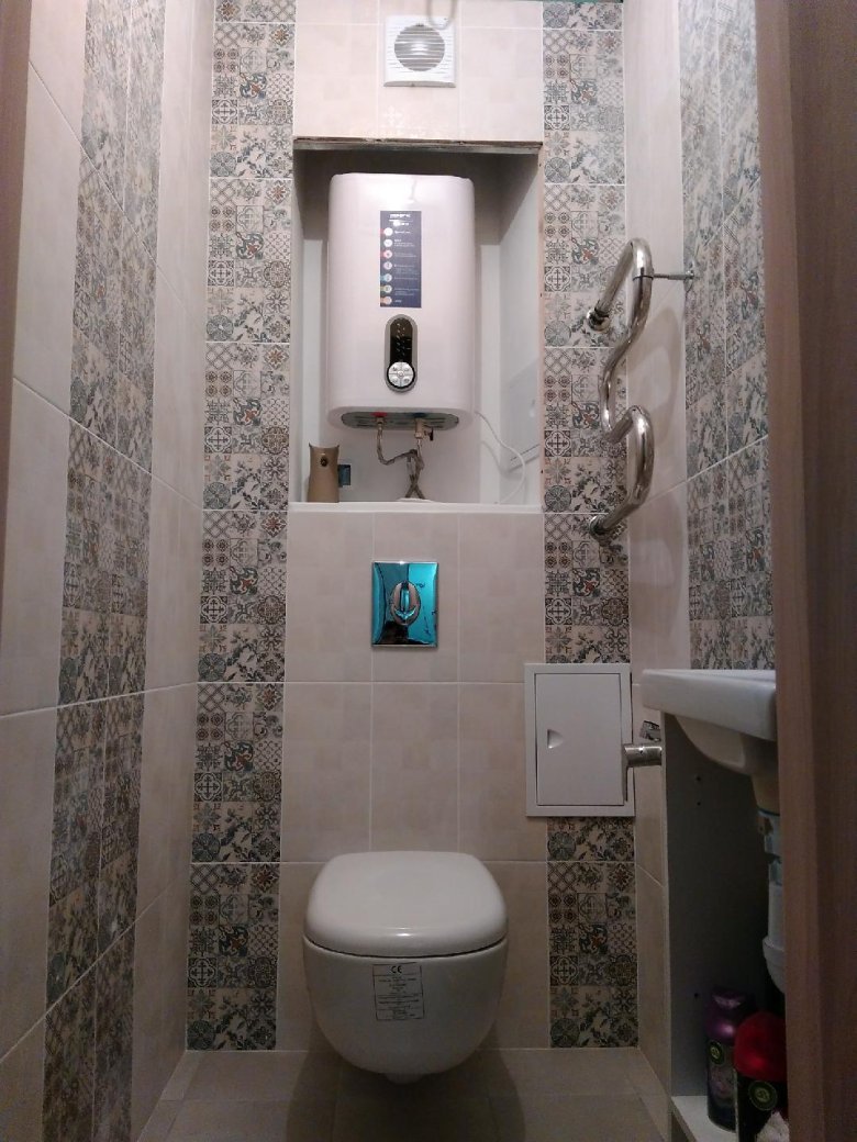 Водонагреватель в туалете с инсталляцией