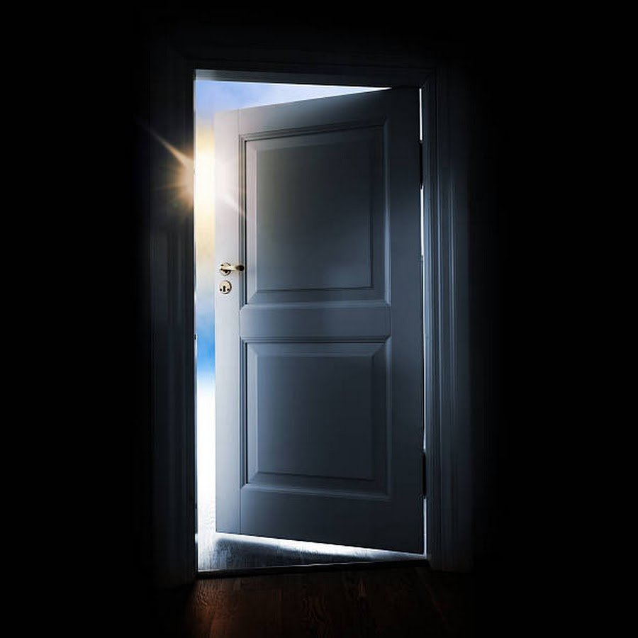 Приоткрытая дверь в темную комнату
