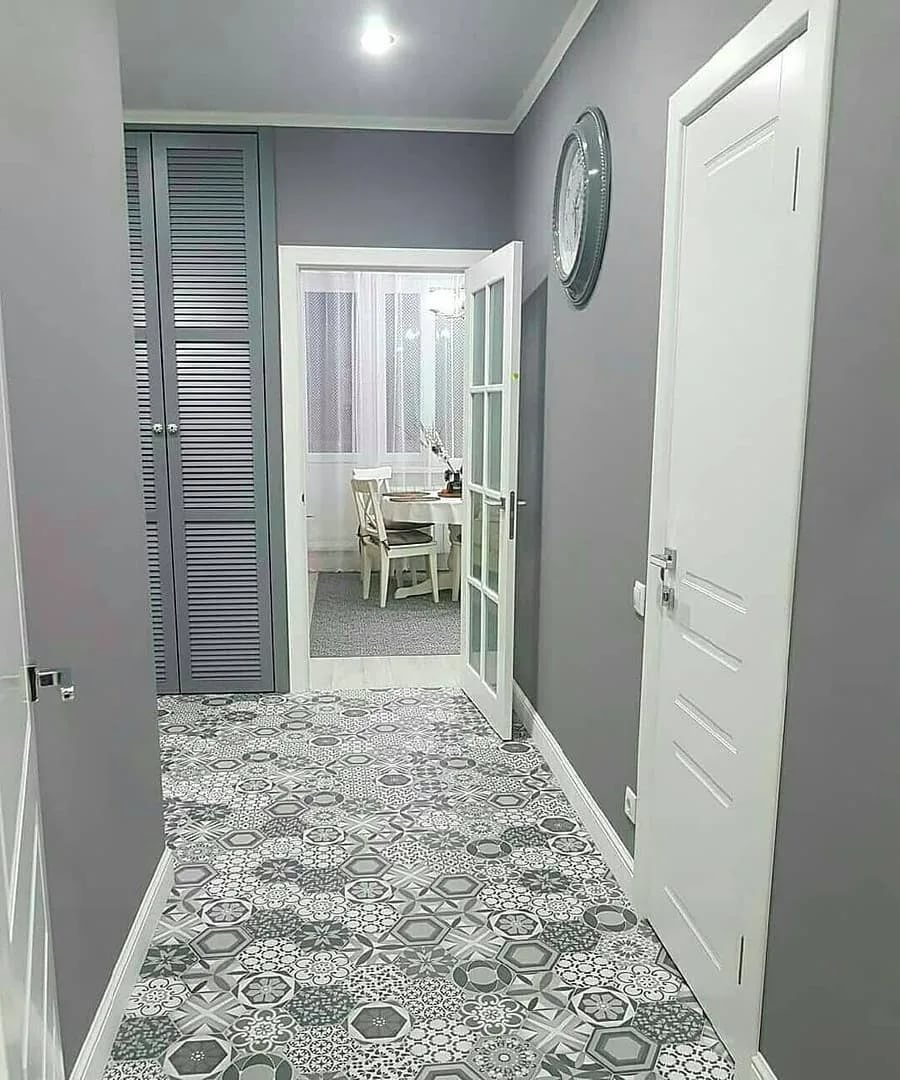 Серая плитка в прихожей