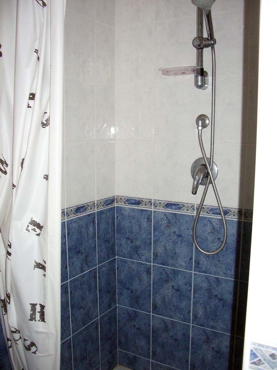 Душевая кабина из кафеля со шторкой