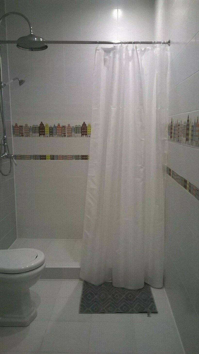 Душевая кабина из плитки со шторкой