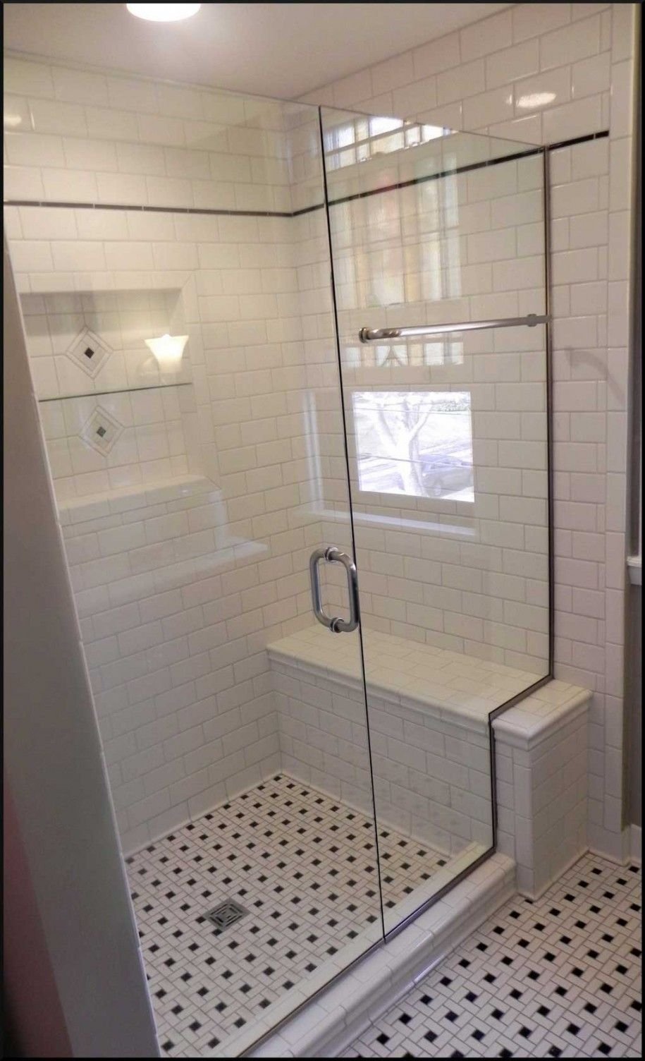 Душевая кабина с сидушкой из плитки