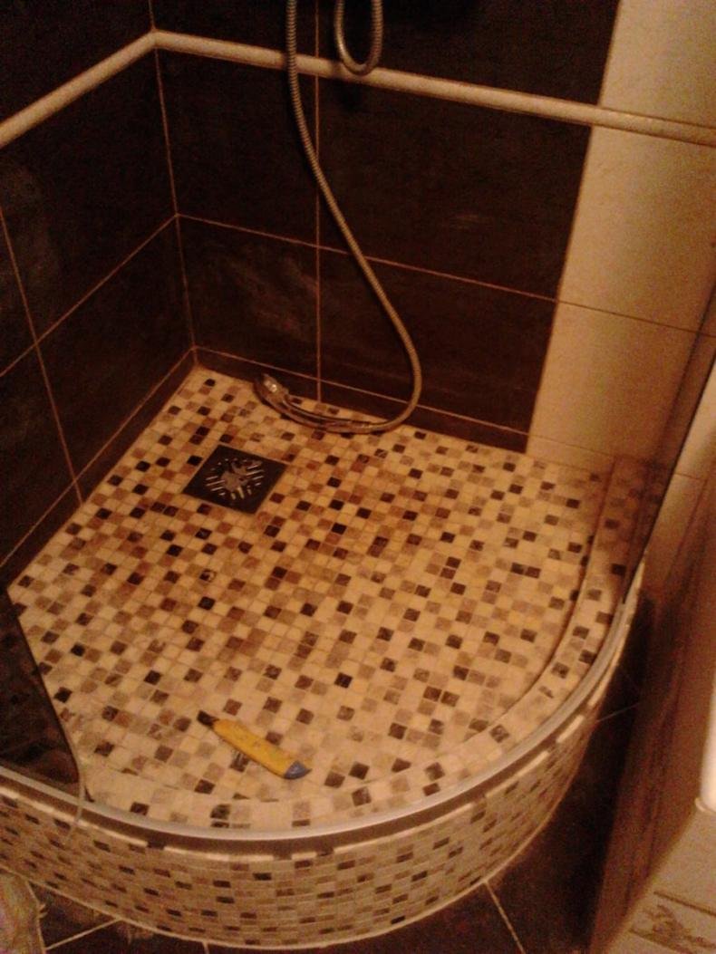 Душевая кабина с поддоном из мозаики