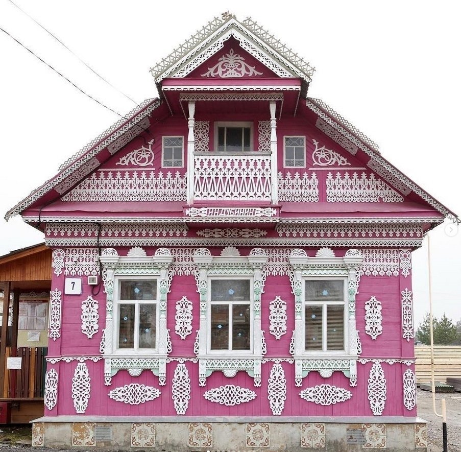 Резной дом