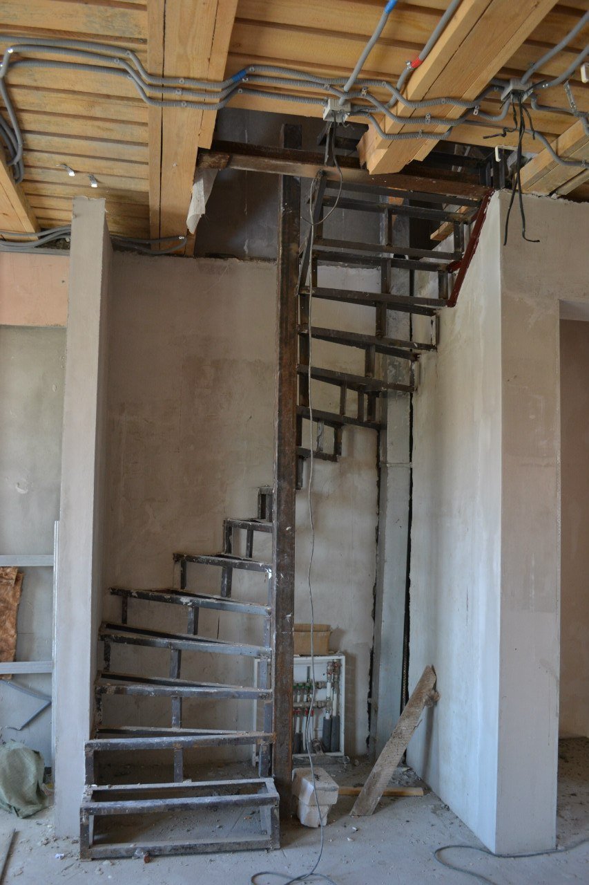 Монтаж металлической лестницы