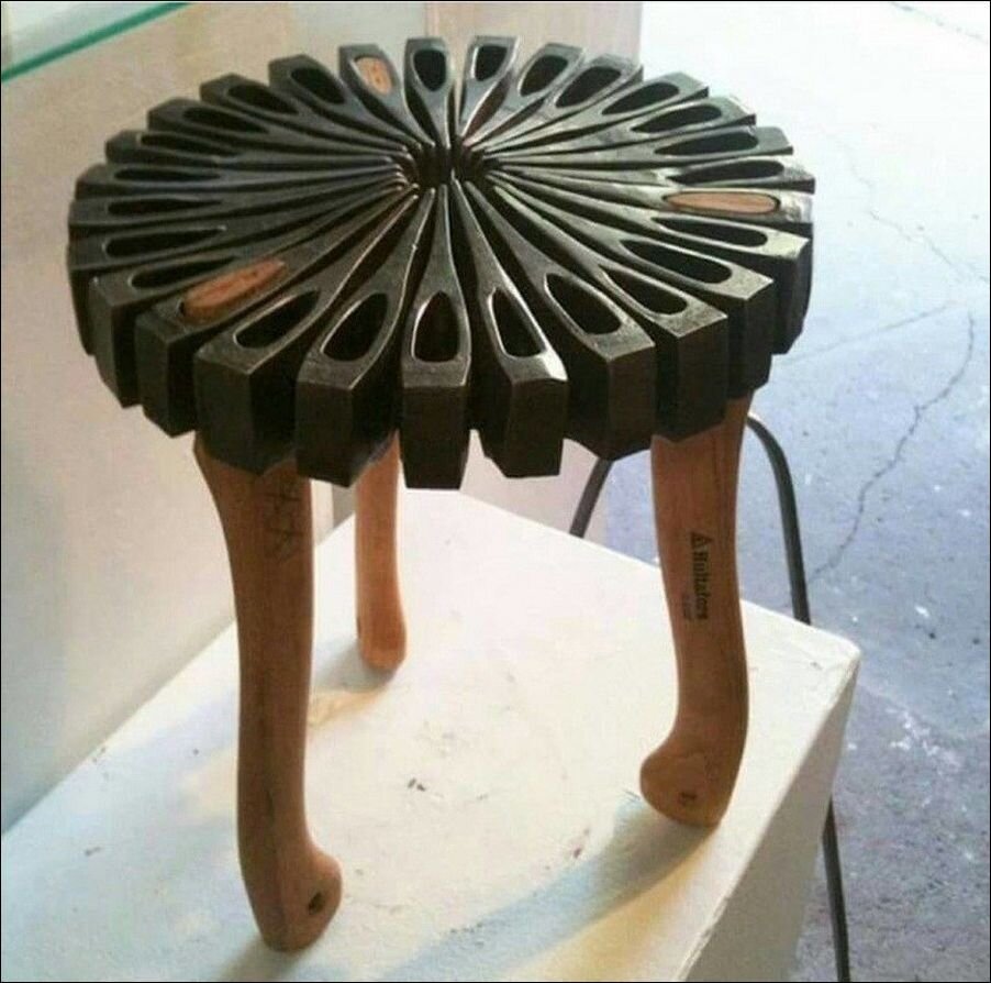 Столик из табуретки с железными ножками