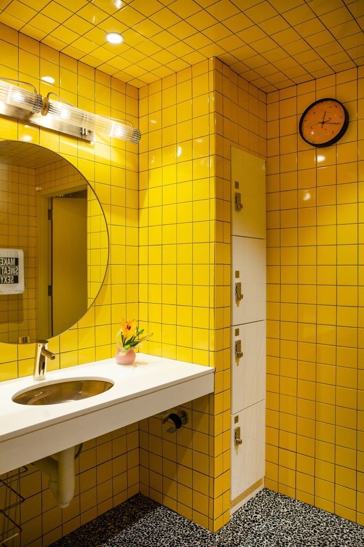 Ванная комната с желтой плиткой