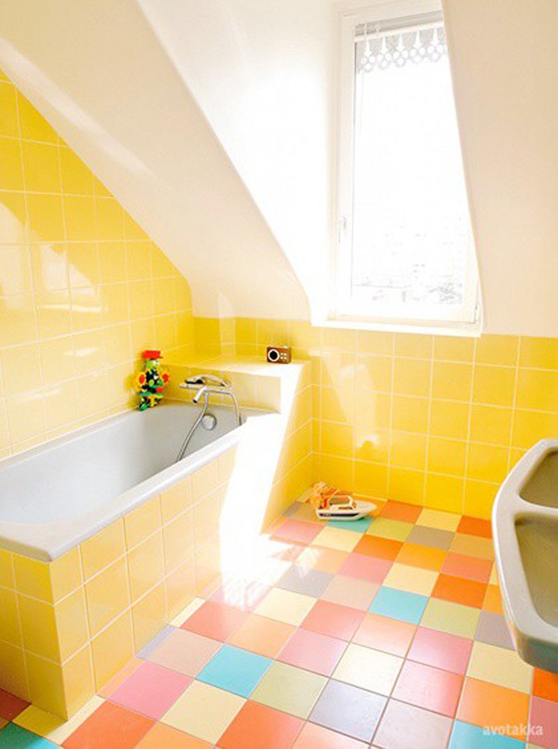 Ванная с желтой плиткой