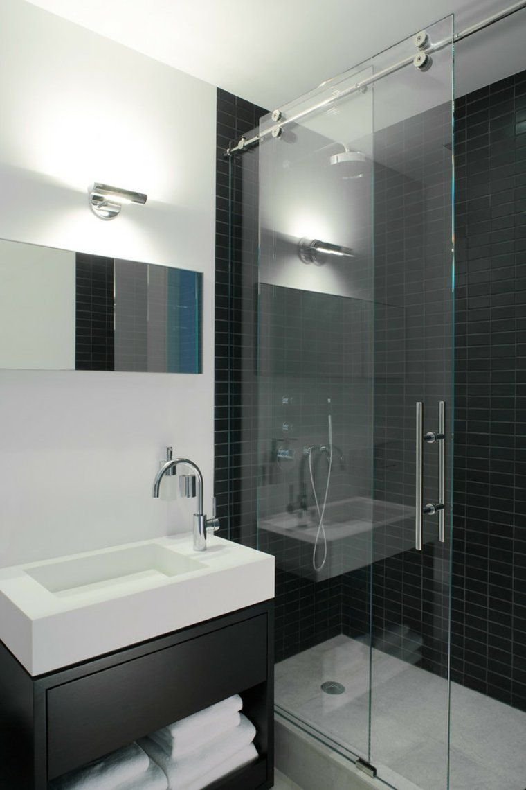Современная ванная комната со стеклянной шторкой