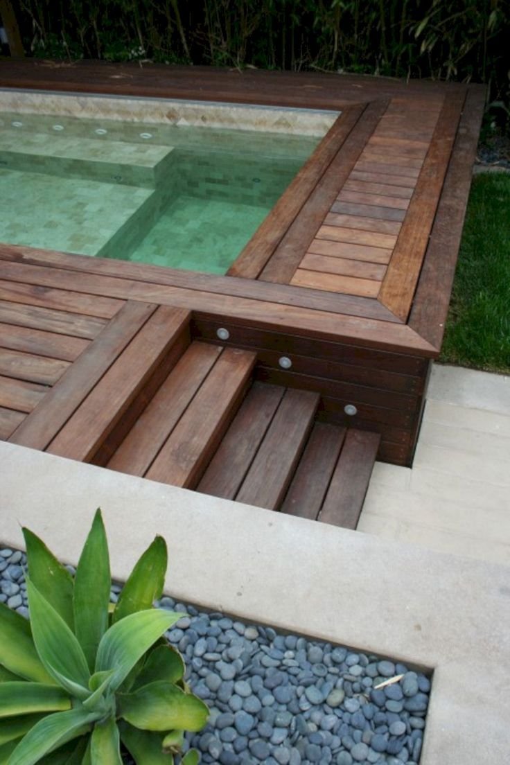 Бассейн с деревянным обрамлением