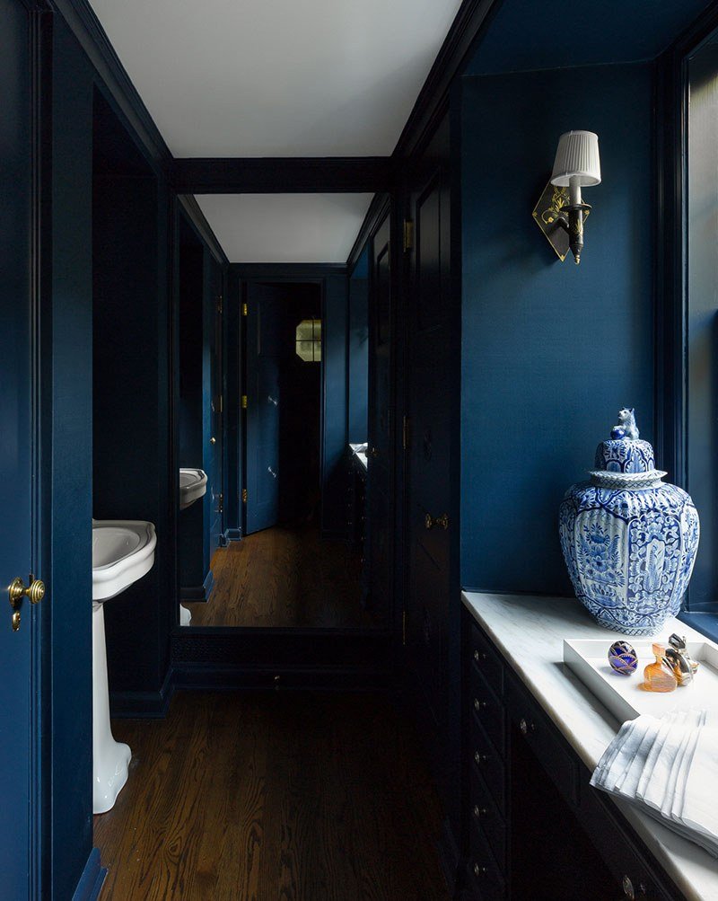 Синие стены в интерьере ванной