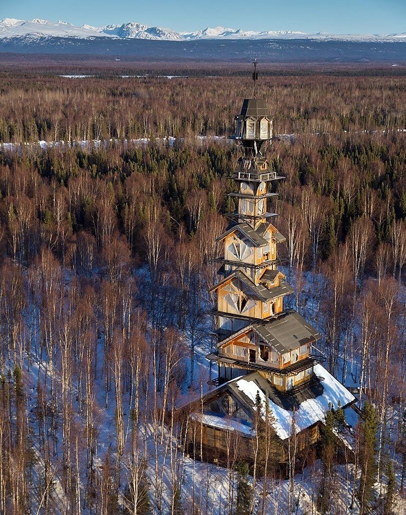 Деревянный дом с башней