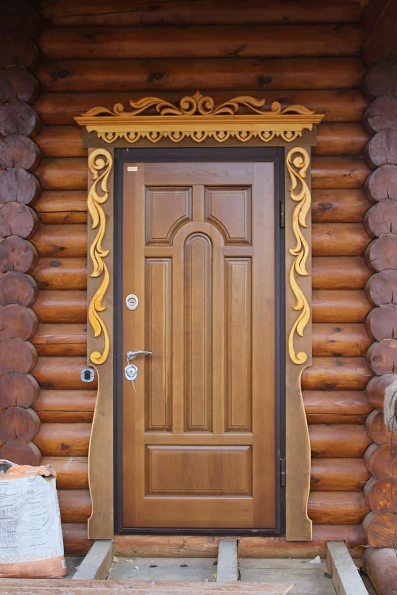 Резные деревянные наличники на двери