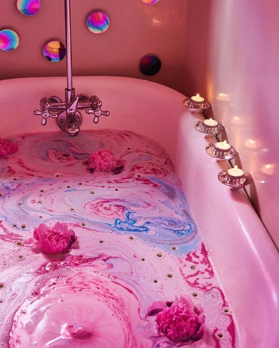 Ванна с розовой водой