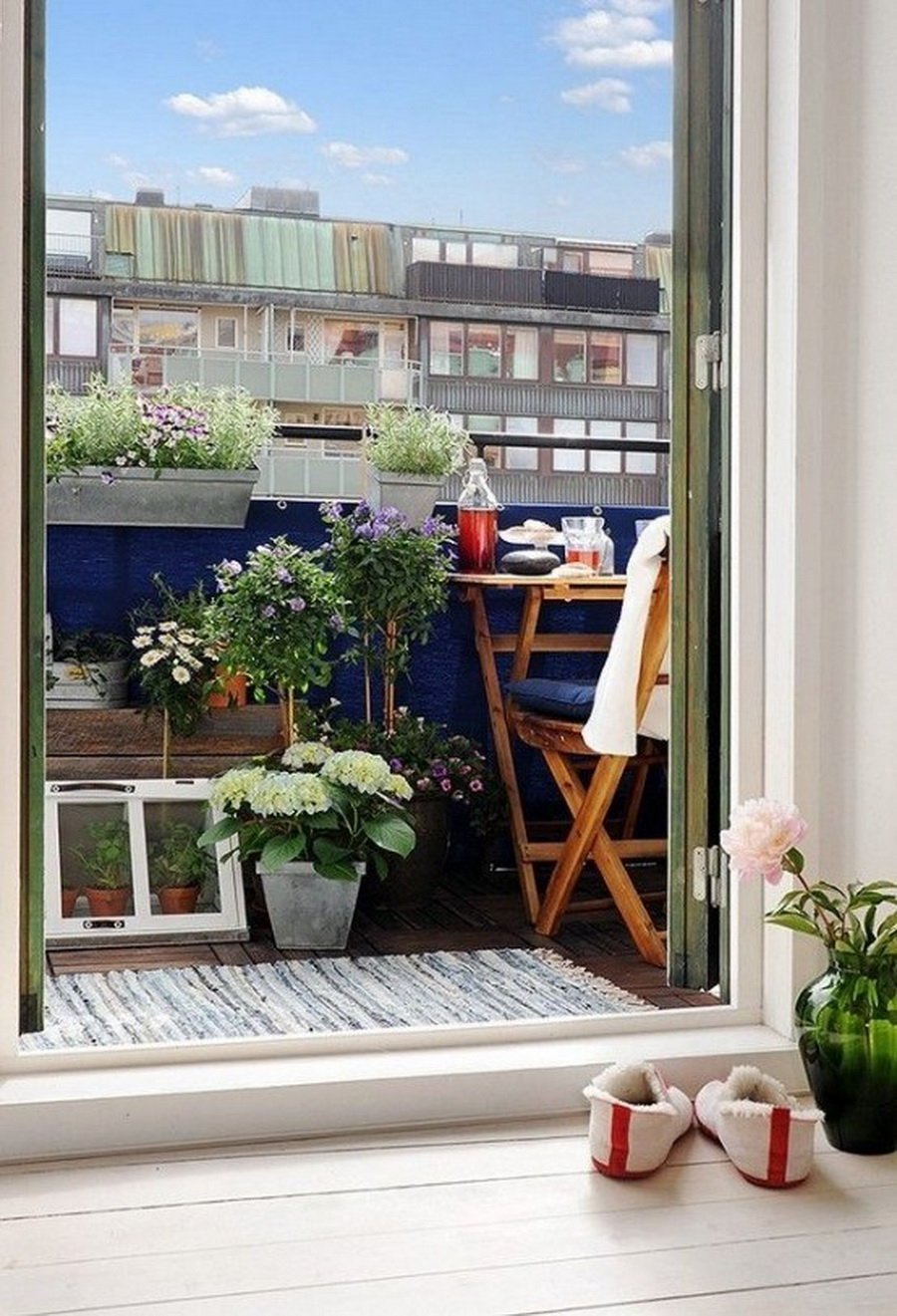 Открытый маленький балкон в скандинавском стиле