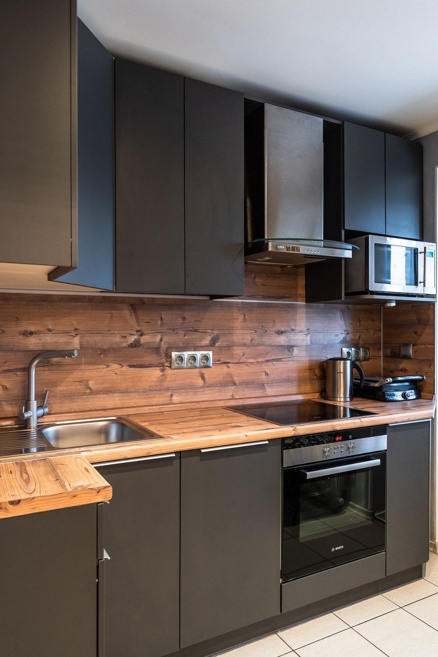 Кухонный гарнитур с деревянной столешницей