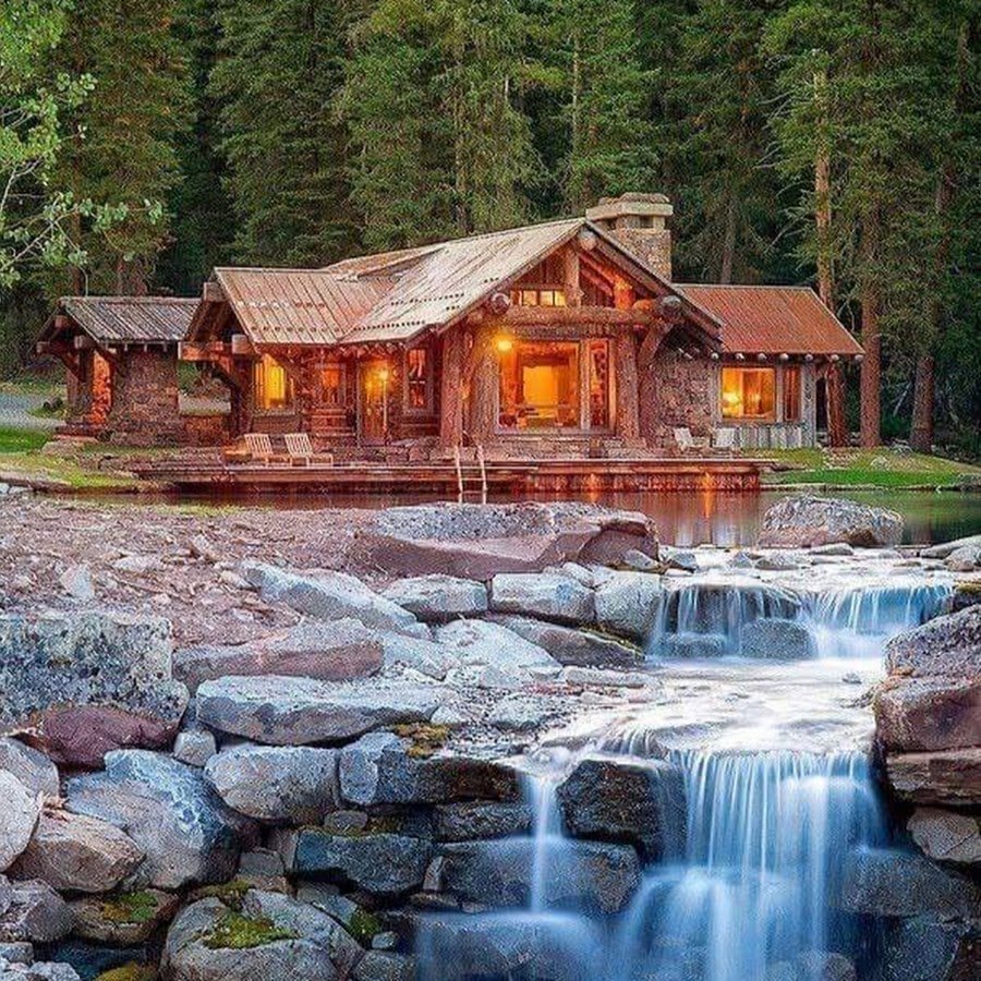 Красивый деревянный дом у реки