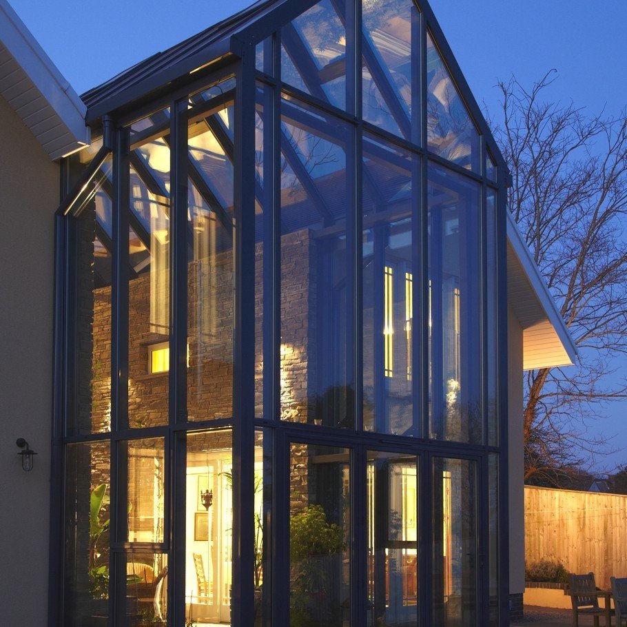 Дом со стеклянным фасадом