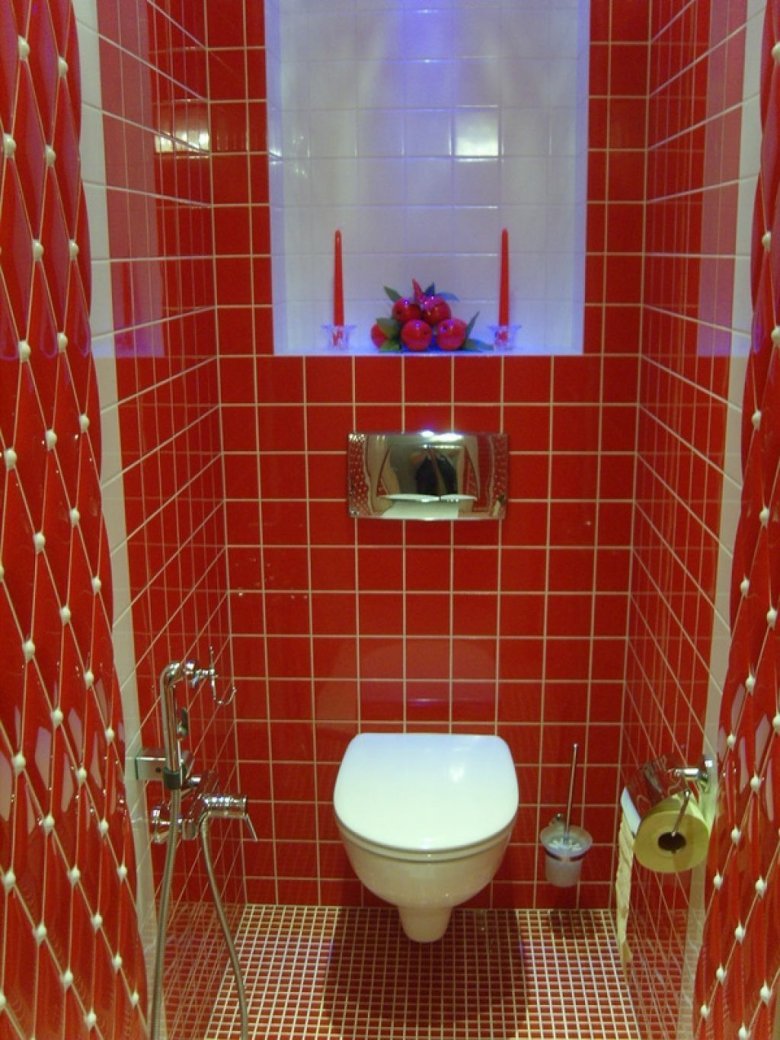Красная плитка в туалете