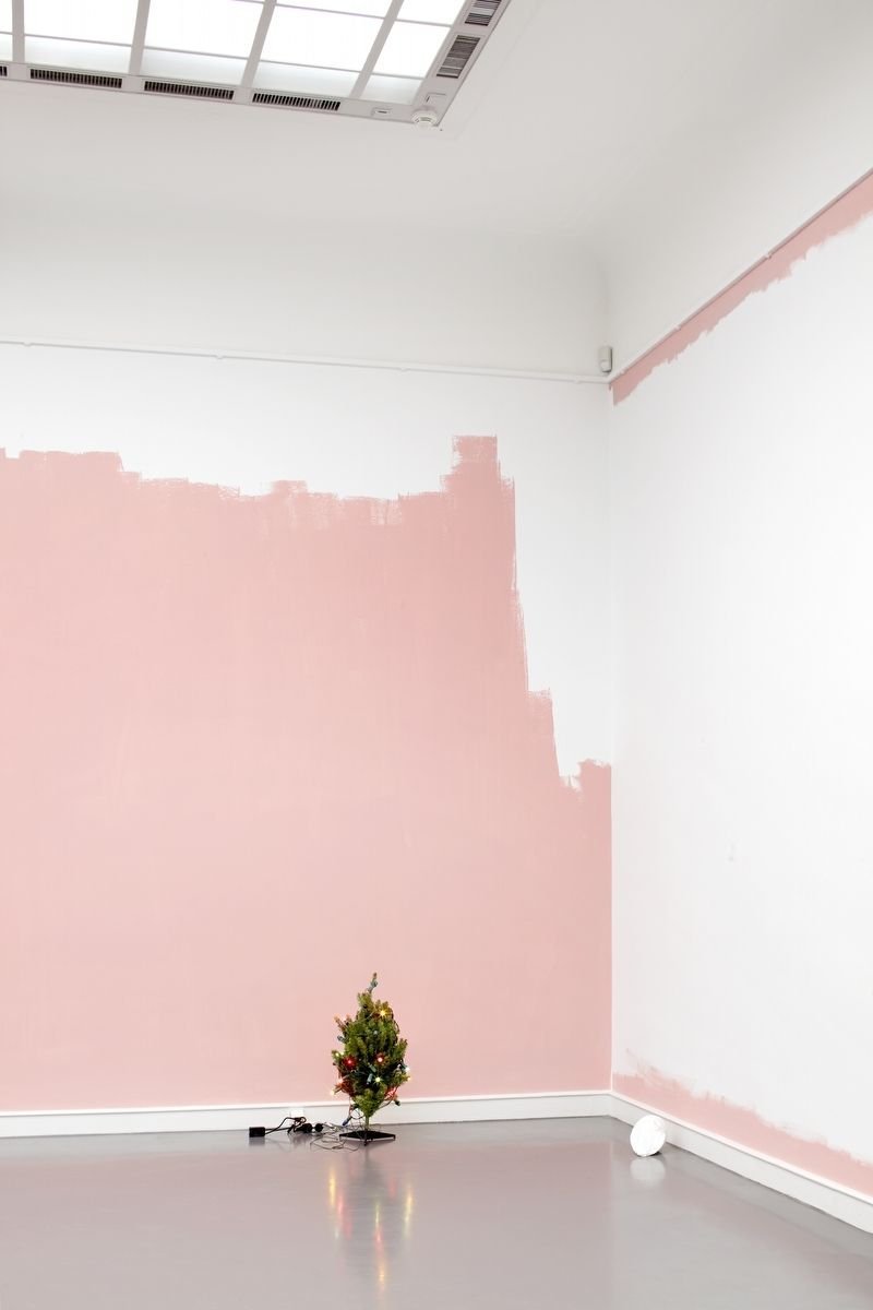 Стена покрашена в розовый