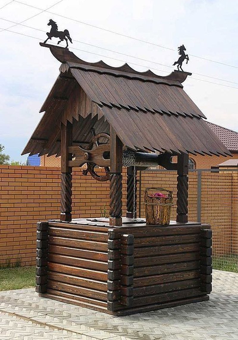 Резной домик для колодца