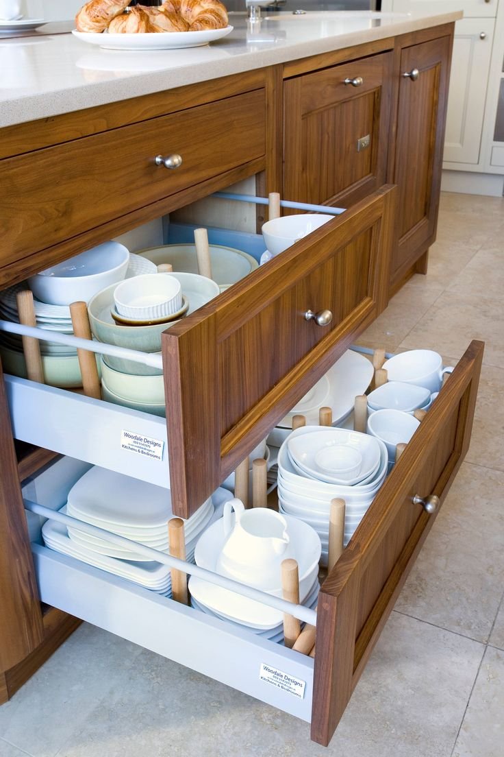 Хранение посуды в выдвижных ящиках