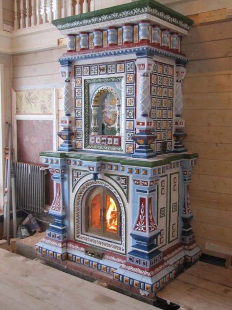Печь-голландка, облицованная керамическими изразцами