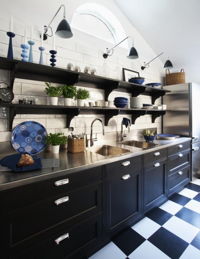 Темно синяя кухня с открытыми полками