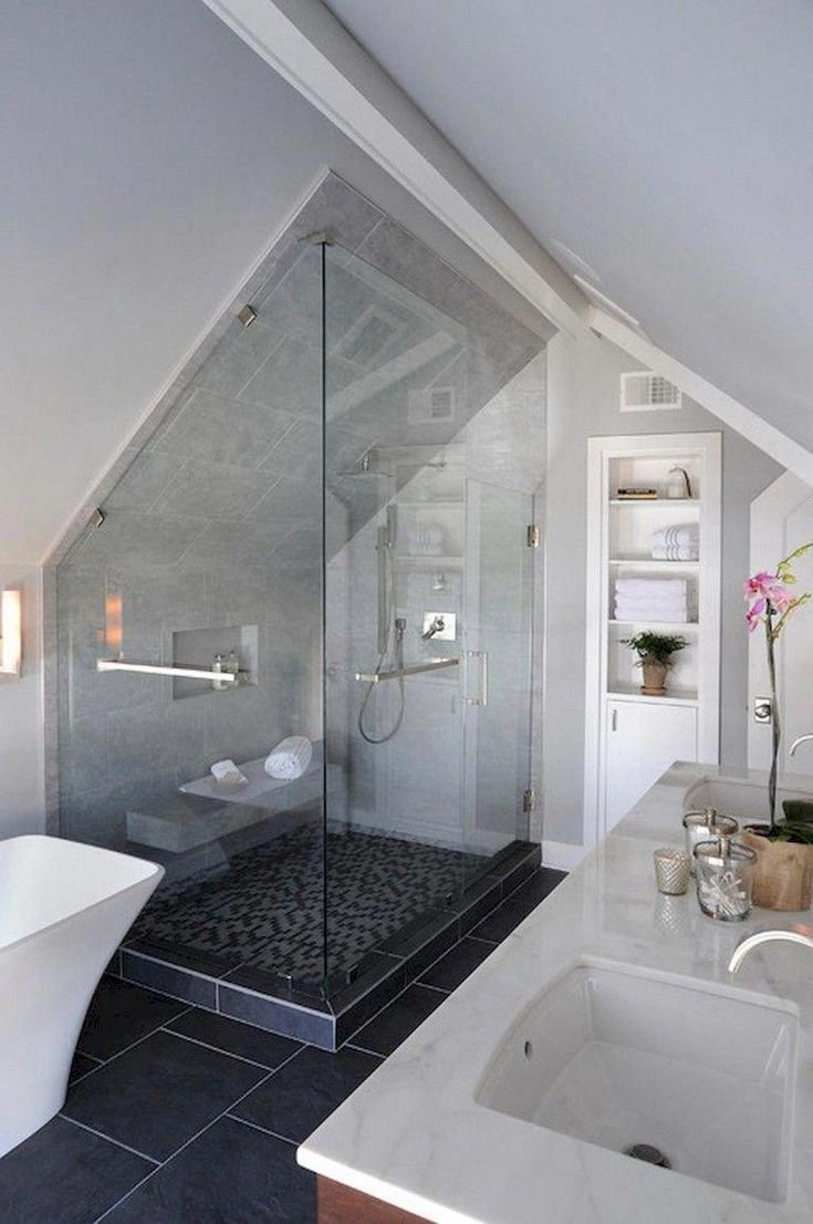 Ванная комната с мансардной крышей