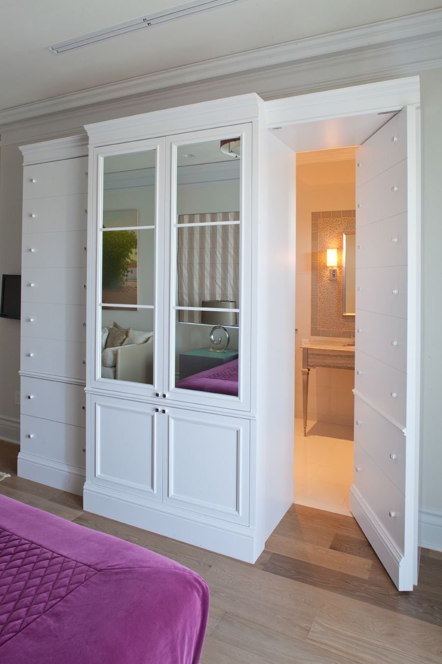 Шкаф с дверью в комнату