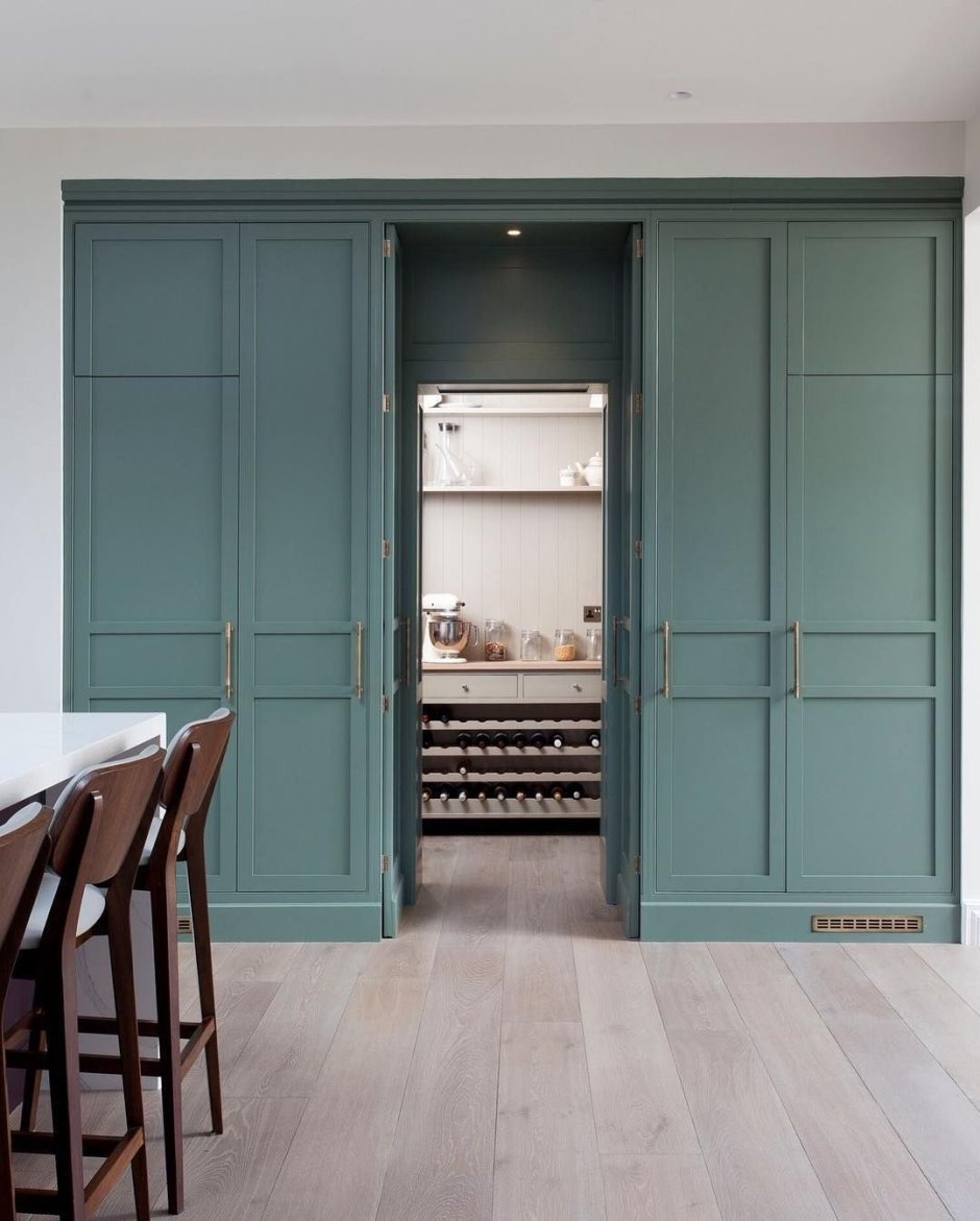 Скрытая дверь в шкафу